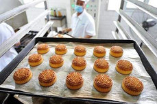 月餅機生產(chǎn)過程中如何防止月餅出現(xiàn)變質(zhì)