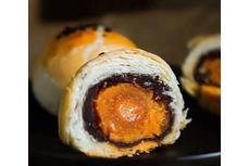 在小小的蛋黃酥里挖呀挖呀挖，吃咸咸的蛋黃品香香的酥